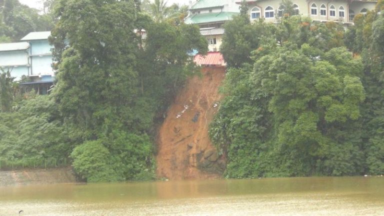 තලවකැල‌ේ වනිගස‌ේකරපුර ප්‍රද‌ේශය‌ේ පස් කන්දක් ඉහළ ක‌ොත්මල‌ේ ජලාශයට කඩා වැට‌ෙයි