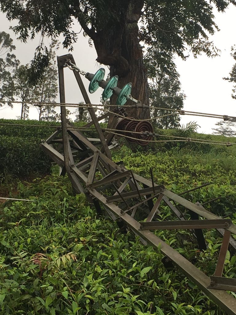 අධි බලැති විදුලි රැහැන් පද්ධතියක් කඩා වැට‌ෙ‌යි – ප්‍රද‌ේශ රැසකට විදුලිය ඇණ හිටී