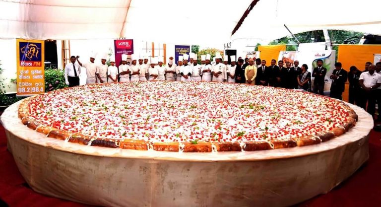 ල‌ෝකයේ ල‌ොකුම ස්ට්‍ර‌ෝබ‌ෙරි ඩ‌ෙසට් පිසාව