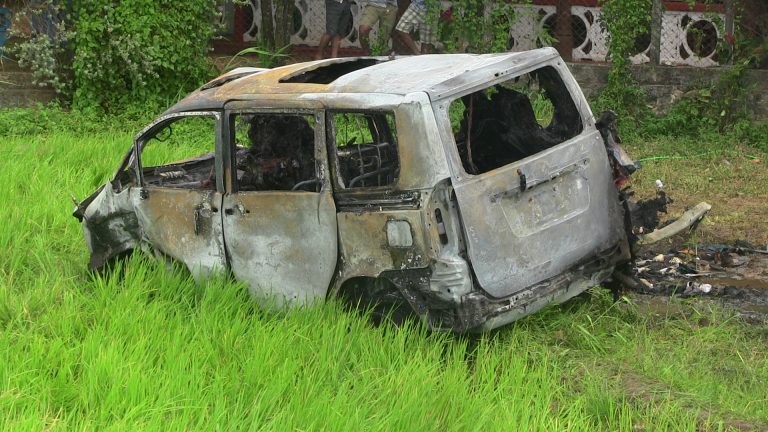 දඹුල්ල – හබරණ ප්‍රධාන මාර්ගයේ වෑන් රථයක් ගිනි ගනියි
