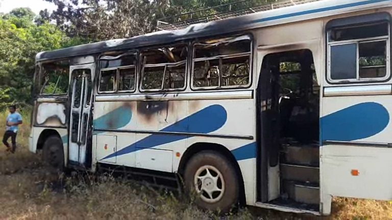 නවතා තබා තිබුු බස් රථයක් ගිනි ගැනේ