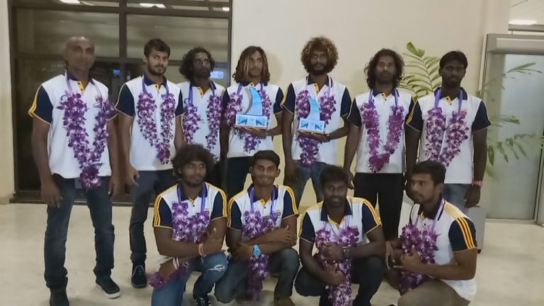 රළ මත ලිස්සා යා‌මේ තරගාවලියට සහභාගී වු ශ්‍රී ලංකා ජාතික කණ්ඩායම දිවයිනට