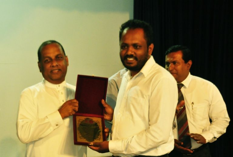 කෘෂිකර්ම අමාත්‍යංශ නිලධාරීන්ගේ විදෙස්ගතවීම් සීමා කරයි – අමාත්‍ය මහින්ද අමරවීර