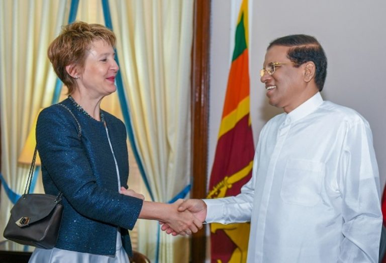 ස්විස් ෆෙඩරල් මන්ත්‍රණ සභාවේ සභික සිමෝනෙටා සොමාරුගා මහත්මිය සහ ජනපති අතර හමුවක්