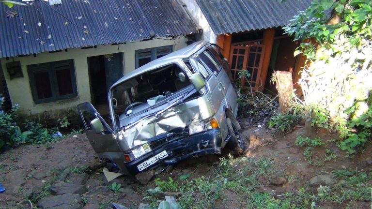 වෑන් රථයක් සහ පෞද්ගලික බස් රථයක් මුහුණට මුහුණ ගැටී පස් දෙනෙකු රෝහලට