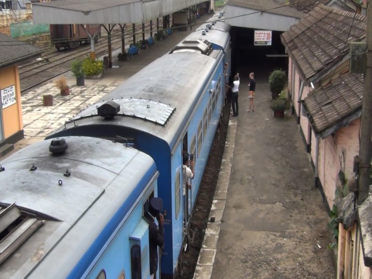 උඩරට මැණිකේ දුම්රියේ ගැටී පුද්ගලය‌ෙකුට බරපතළ තුවාල