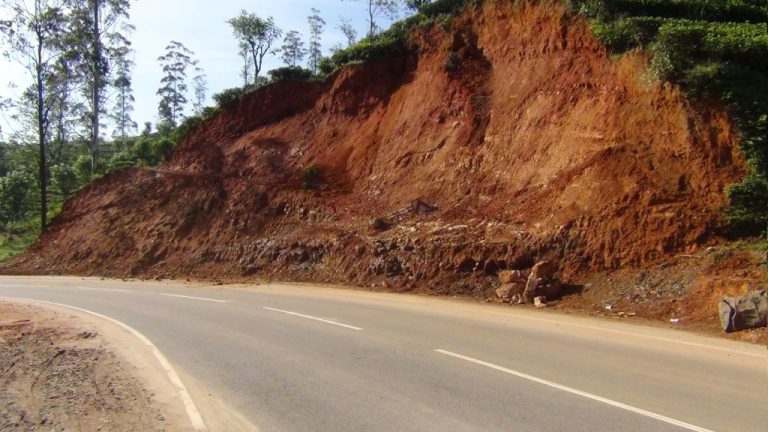 එක් මං තිරුවකට පමණක් සිමා කර තිබු හැටන් කොළඹ ප්‍රධාන මාර්ගය යළි යථා තත්ත්වයට
