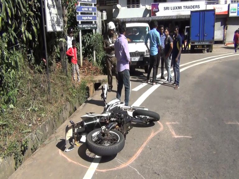 යතුරුපැදියක් ලොරිරථයක ගැටිමෙන් යතුරුපැදිකරුට බරපතල තුවාල