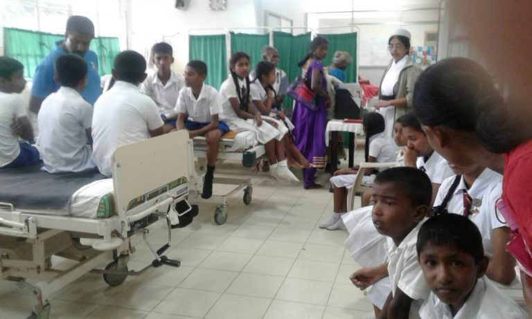 බඹර ප්‍රහාරයක් එල්ල විම නිසා පාසල් සිසුන් 25 දෙනෙකු පමණ තුවාල ලබා රෝහලට