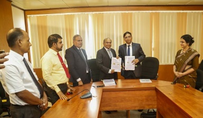 දුම්රිය මැදිරි මිලදී ගැනීම සඳහා ගිවිසුම් අත්සන් කෙරේ