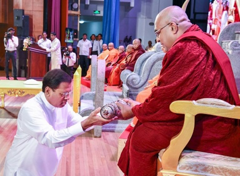 මහානායක පදවියෙන් පිදුම් ලද පූජ්‍ය කොළොන්නාවේ සිරි සුමංගල හිමියන්ට සන්නස් පත්‍ර පිළිගන්වයි