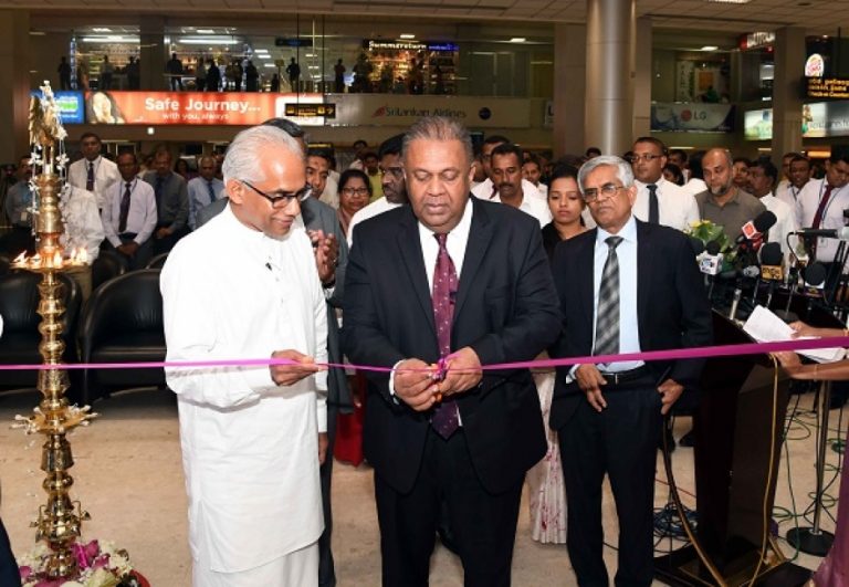 විදේශ සංචාරකයන් මිලදී ගනු ලබන භාණ්ඩවල වැට් බදු ආපසු ගෙවීමට විශේෂ කවුන්ටරය අමාත්‍ය මංගල සමරවීර මහතා විසින් විවෘත කරයි