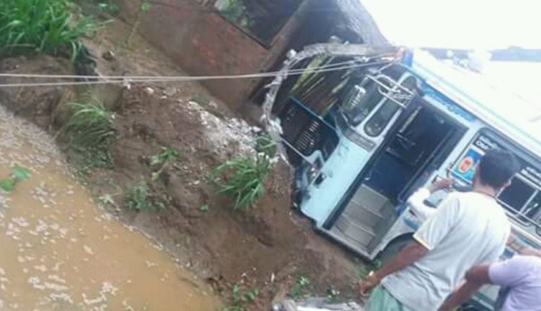 බස් රථයක් සහ තිරෝද රථයක් එකිනෙක ගැටි අනතුරක්