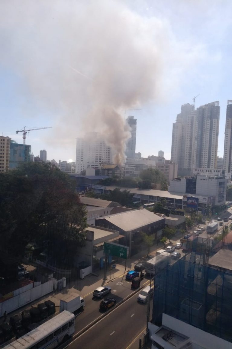 කොළඹ බේබෲක් ප්‍රදේශයේ ගොඩනැගිල්ලක ගින්නක්