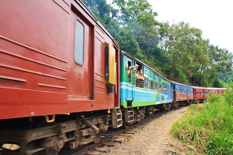 දුම්රිය මැදිරි  මිලදී ගැනීමට ගිවිසුම් අත්සන් කෙරේ