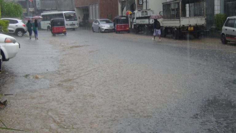 මධ්‍යම කදුකරයට තද වැසි – රථ වාහන ගමනා ගමනයට බාධා