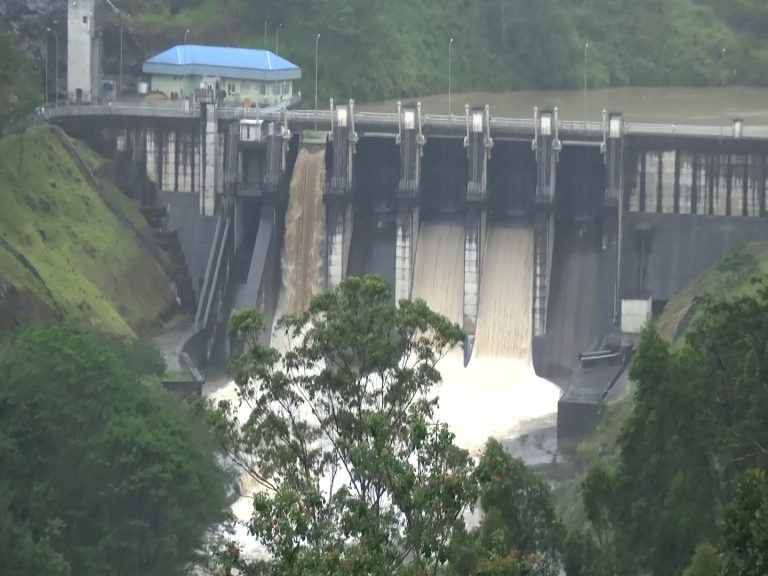 ඉහළ කොත්මලේ ජලාශයේ වාන් දොරටු විවෘත ක‌ෙ‌රේ