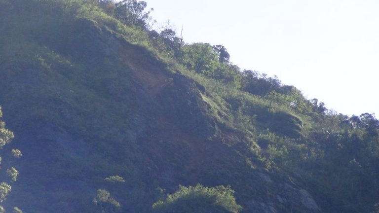 තලවාකැලේ නායයෑමේ අවදානමක් හේතුවෙන් පවුල් 300ක් ඉවත් ක‌ෙ‌රේ