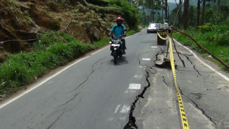 හැටන් – බගවන්තලාව ප්‍රධාන මාර්ගය ගිලා බැසිමේ අවධානමක්