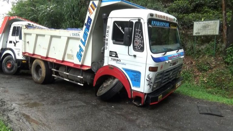 කළුගල් ප්‍රවාහනය කරමින් තිබු ටිපර් රථයක් කාර්මික දෝෂයකට ලක් ව‌ෙයි – මාර්ගයේ ගමනා ගමන කටයුතුවලට බාධා