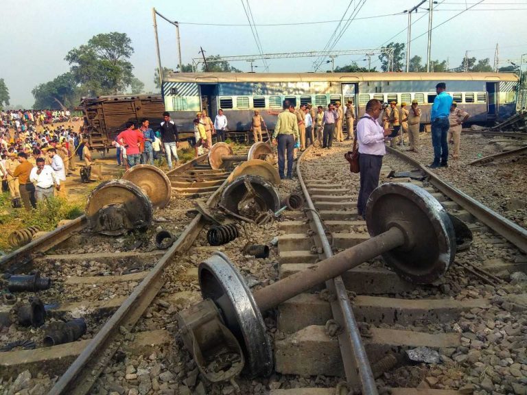 ඉන්දියාවේ දුම්රිය අනතුරක්