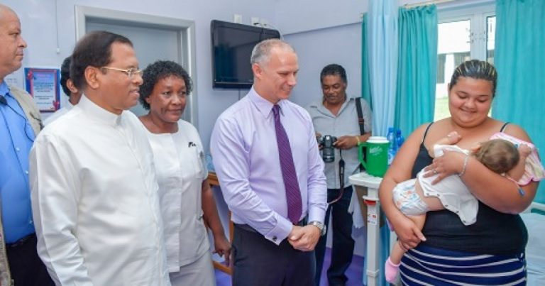 ජනපති සීෂෙල්ස් ජාතික රෝහලේ නිරික්ෂණ චාරිකාවකට එක්ව‌ෙයි