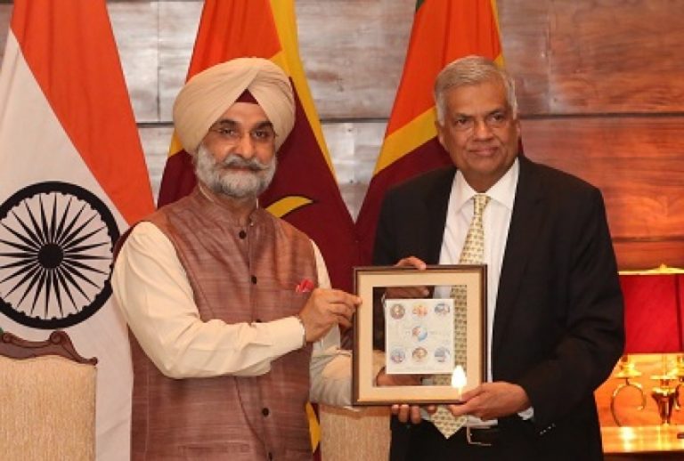 ගාන්ධි තුමන්ගේ ඡන්ම දින සැමරුම නිමිත්ත‌ෙන් නිකුත් කළ සමරු මුද්දරය අගමැතිට