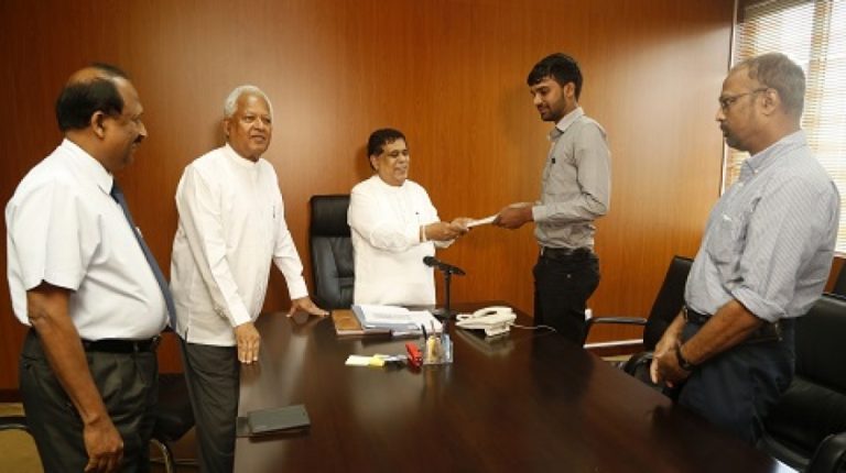 යාපනය – කොළඹ දුම්රිය පනගැන්වූ සිසුවාට ප්‍රවාහන හා සිවිල් ගුවන් සේවා අමාත්‍යතුමාගේ ප්‍රණාමය