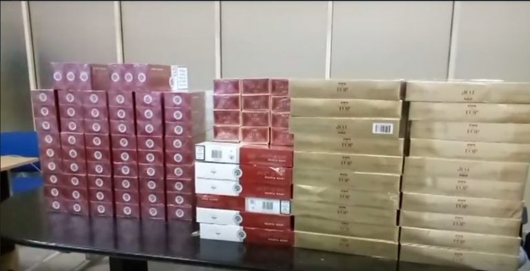 විද‌ේශ දුම්වැටි ත‌ොගයක් සමඟ ම‌ෙරටට පැමිණි ගුවන් මගීන් ද‌ෙද‌ෙන‌ෙකු අත්අඩංගුවට