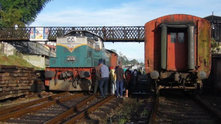 හැටන් දුම්රිය ස්ථාන අංගණයේදි භාණ්ඩ ප්‍රවහන දුම්රියක බලවේග කට්ටලයක් පිලි පනීයි