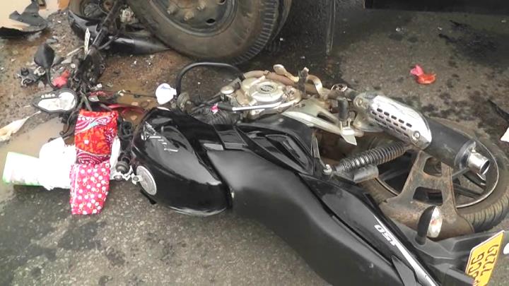 යතුරුපැදියක් ලොරි රථයක ගැටී අඹුසැමි යුවලකට තුවාල