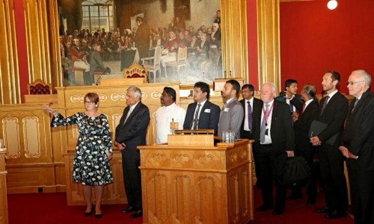 නෝර්වේ උත්තරීතර මන්ත්‍රණ සභාවේ සභාපතිනි සහ අගමැති අතර හමුවක්