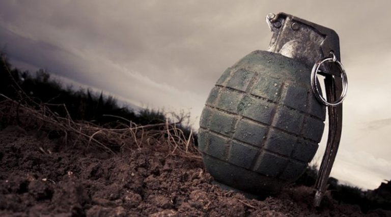 පූනෑව නාවික හමුදා කඳවුර අසලින් අත්බෝම්බ දෙකක්