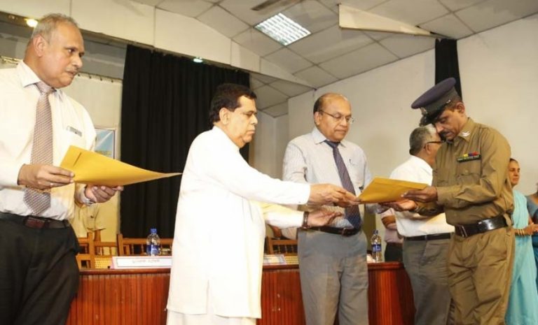 මඟී ජනතාවගේ ආරක්ෂාව වෙනුවෙන් දුම්රිය ආරක්ෂක නිළධාරීන් සිවිල් ඇඳුමින් රාජකාරියට