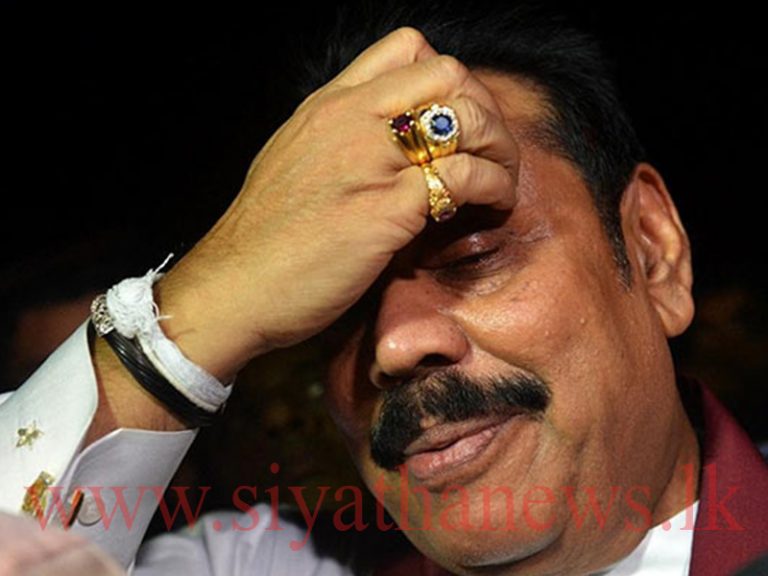 මාධ්‍යවේදින්ගේ ප්‍රශ්න හමුවේ මහින්ද නැගිට යයි