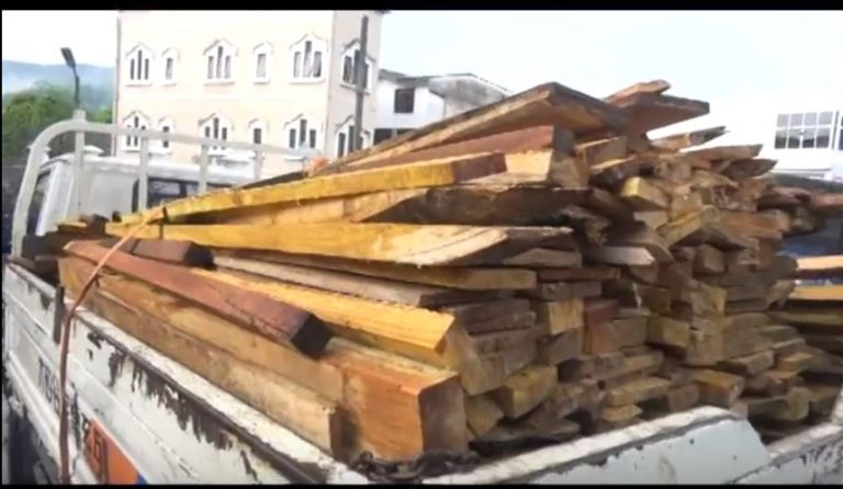 නිසි බලපත්‍රයක් න‌ොමැතිව ක‌ොස් දැව ත‌ොගයක් ප්‍රවාහනය කළ පුද්ගලය‌ෙකු අත්අඩංගුවට