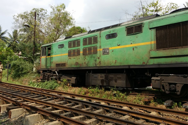 එකම දුම්රියක් තැන් දෙකකදී පිළී පනියි