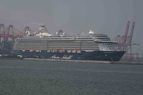 අධි සුඛෝපභෝගී Mein Schiff 3 කොළඹ වරායට පැමිණෙයි