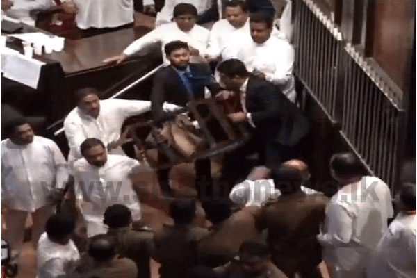 මැති සභයේ ගුටිකෙළි වලින් පාර්ලිමේන්තුවට වුණ දේ