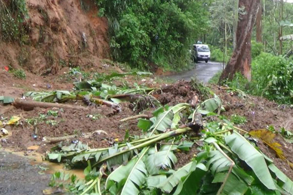 පස් කන්දක් නිසා තලවාකැළේ – පූඩළුඔය වාහන ගමනා ගමනයට බාධා