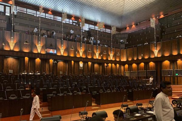 ආණ්ඩු පක්ෂය සභාව වර්ජනය කරයි