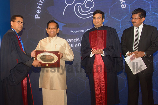 සෞඛ්‍ය අැමතිට සම්මානයක්