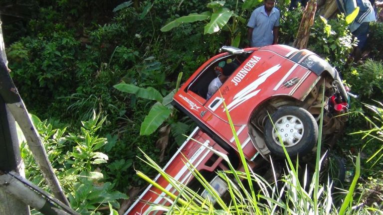 වේගෙන් ආ ලොරි රථය මාර්ගයෙන් පිටතට පැන අනතුරක්