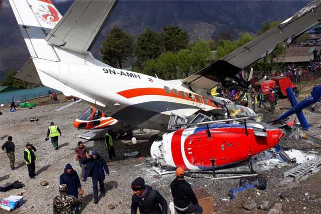 ගුවන් යානයක් නවතා තිබූ හෙලිකොප්ටරයක ගැටී 3ක් ජිවිතක්ෂයට