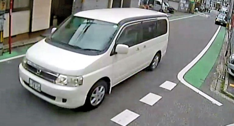 නවතා තිබු තිබූ මෝටර් රථයක් පොලිස් බාරයට