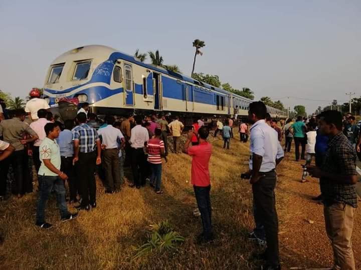 බස් රථයක් උත්තර දේවියේ ගැටෙයි