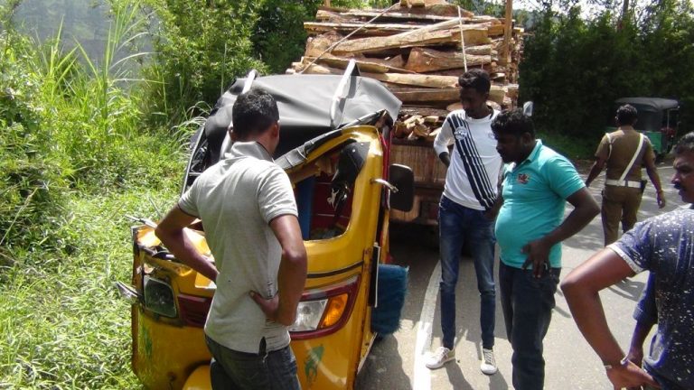 වේගෙන් ආ ත්‍රීරෝද රථය ලොරි රථයක ගැටී අනතුරක්