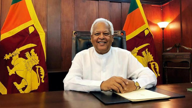 ආණ්ඩුව ඉල්ලා අස්විය යුතුයි