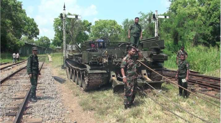 වගුරු බිමකට ඇදී ගිය දුම්රිය හමුදා සහායෙන් ගොඩට