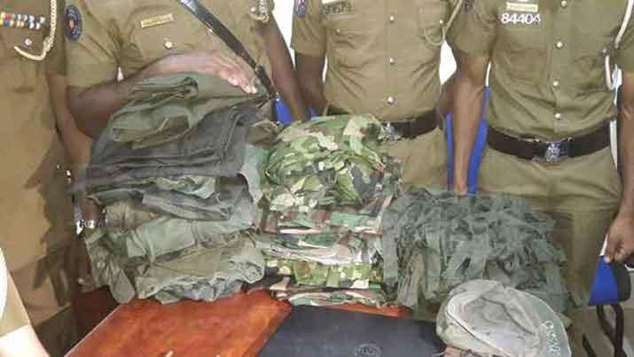 යුද හමුදා ඇදුමට සමාන ඇදුම් තොගයක් හමුවෙයි